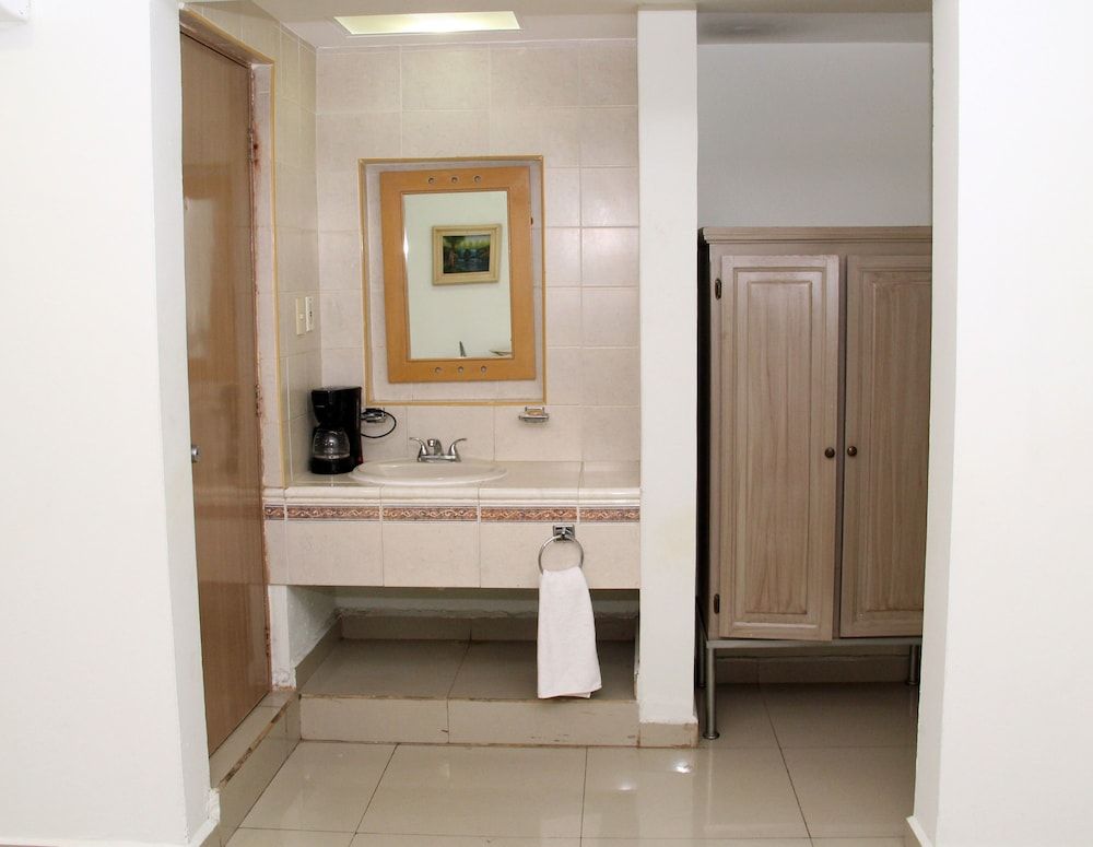 InHouse Hotel Culiacán Standard Room, 1 King Bed 7