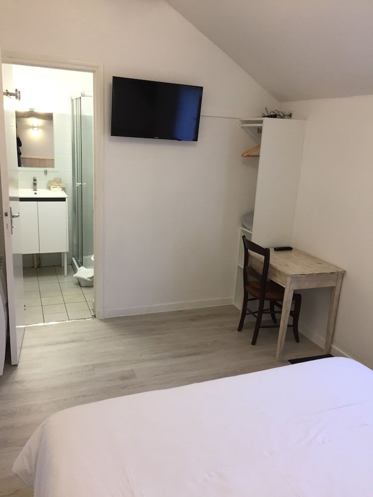 Hôtel de la Bonnheure Superior Double Room 8