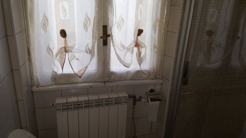 Domina Romae B&B Deluxe Quadruple Room, Ensuite 14