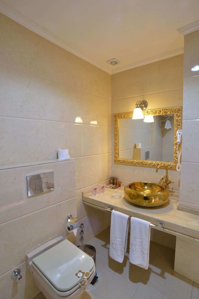 By Murat Crown Hotel King Suite with Jacuzzi 4