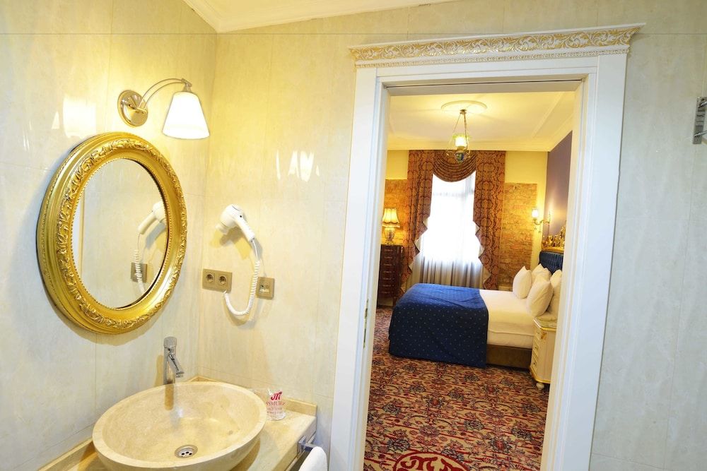 By Murat Crown Hotel Superior Room 7