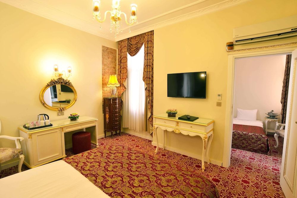 By Murat Crown Hotel King Suite with Jacuzzi 2