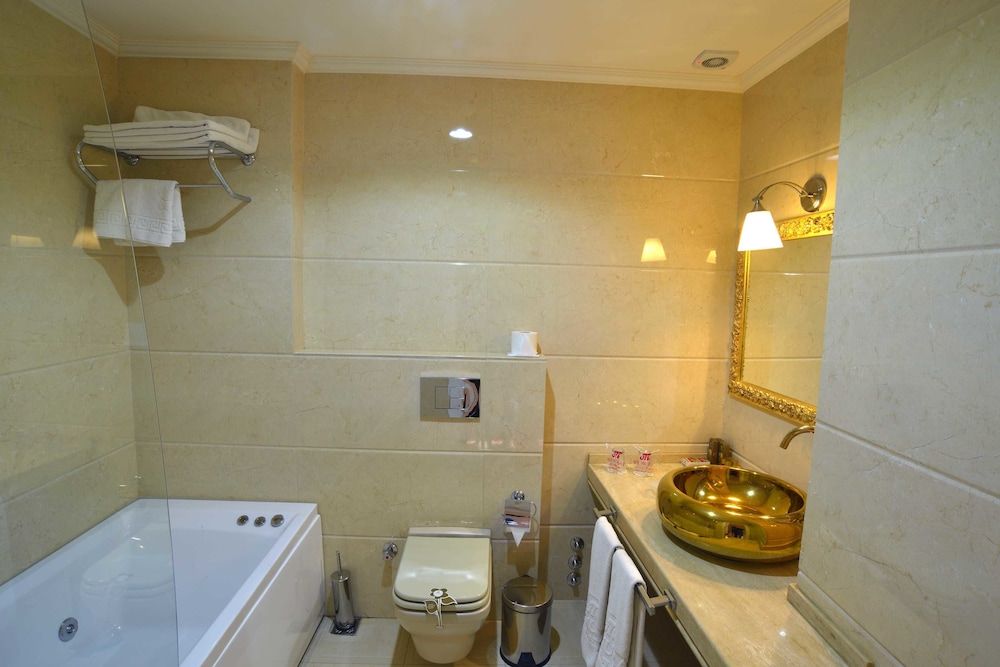 By Murat Crown Hotel King Suite with Jacuzzi 5