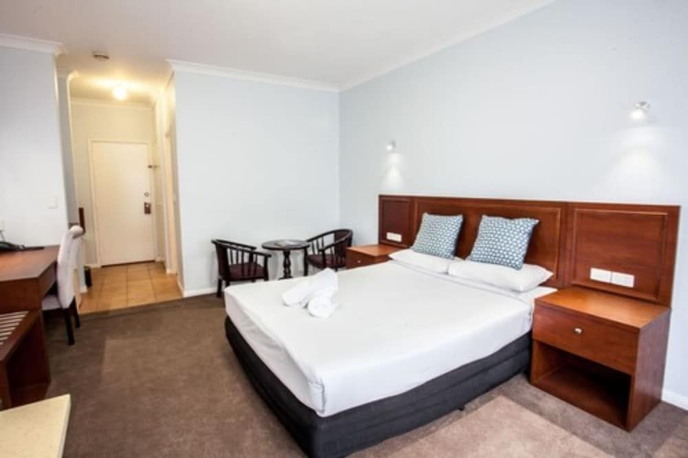 Springwood Motor Inn Studio Queen 2