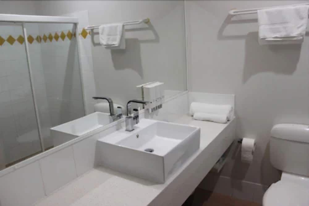 Springwood Motor Inn Studio Executive Triple 3