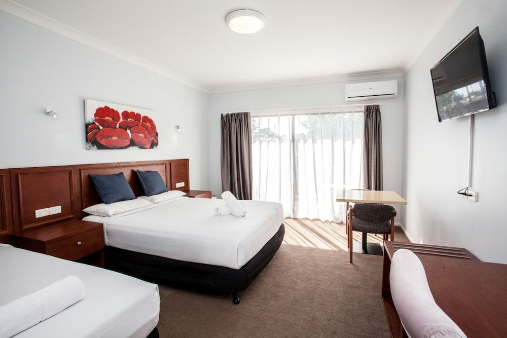 Springwood Motor Inn Standard Triple Room 4