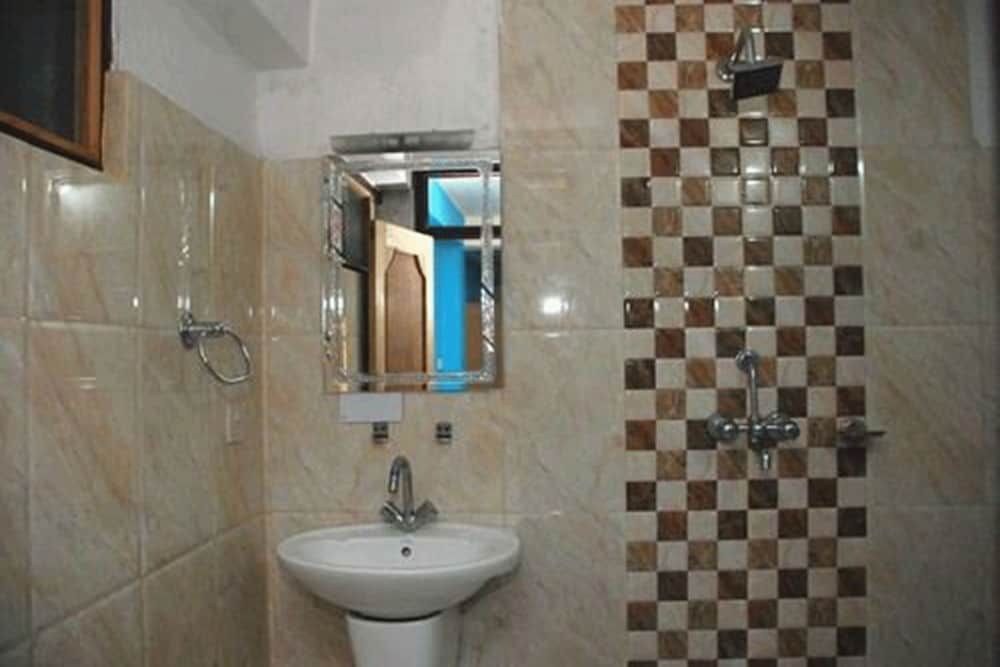 Holyland Guest House Standard Double or Twin Room, Private Bathroom 9
