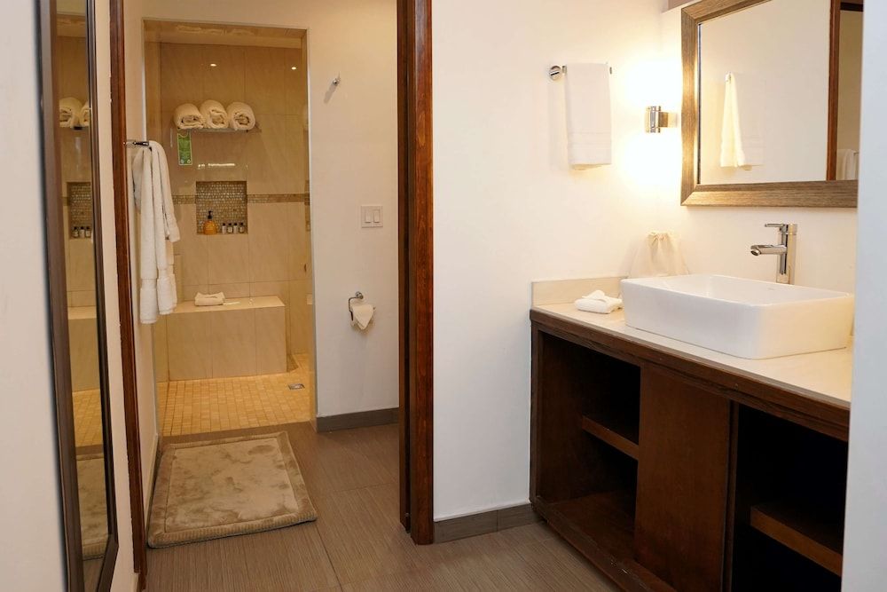 Best Western El Cid Junior Suite, 1 King Bed, Non Smoking, Refrigerator 5