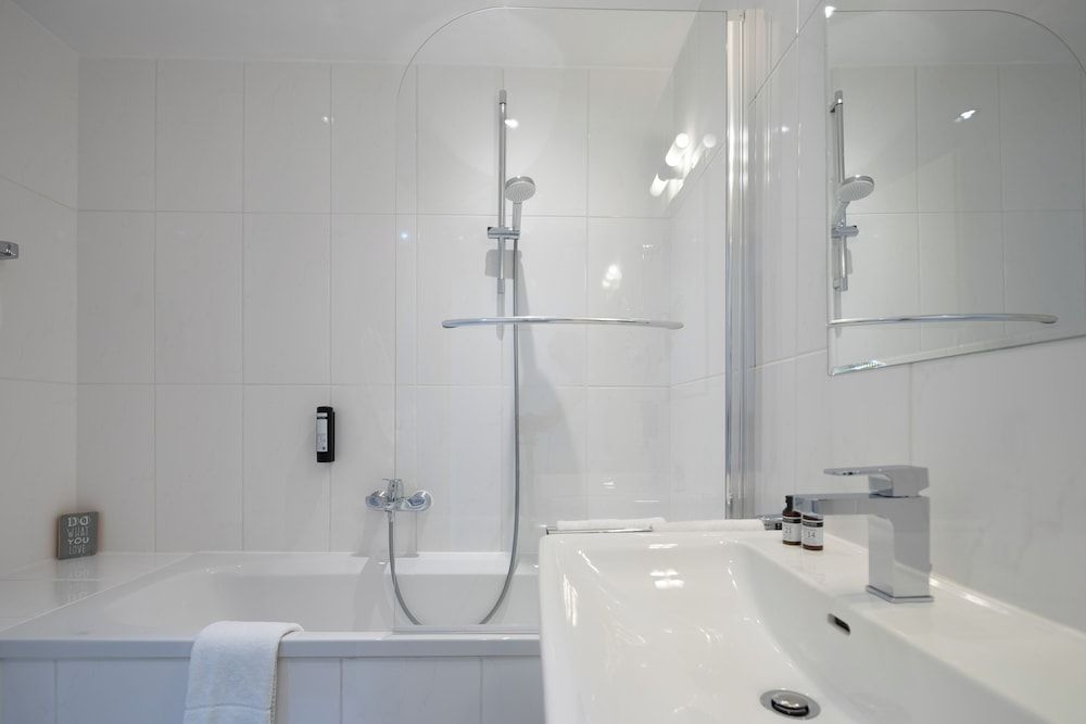 Q Hotel Maria Theresia Standard Double Room with balcony 3