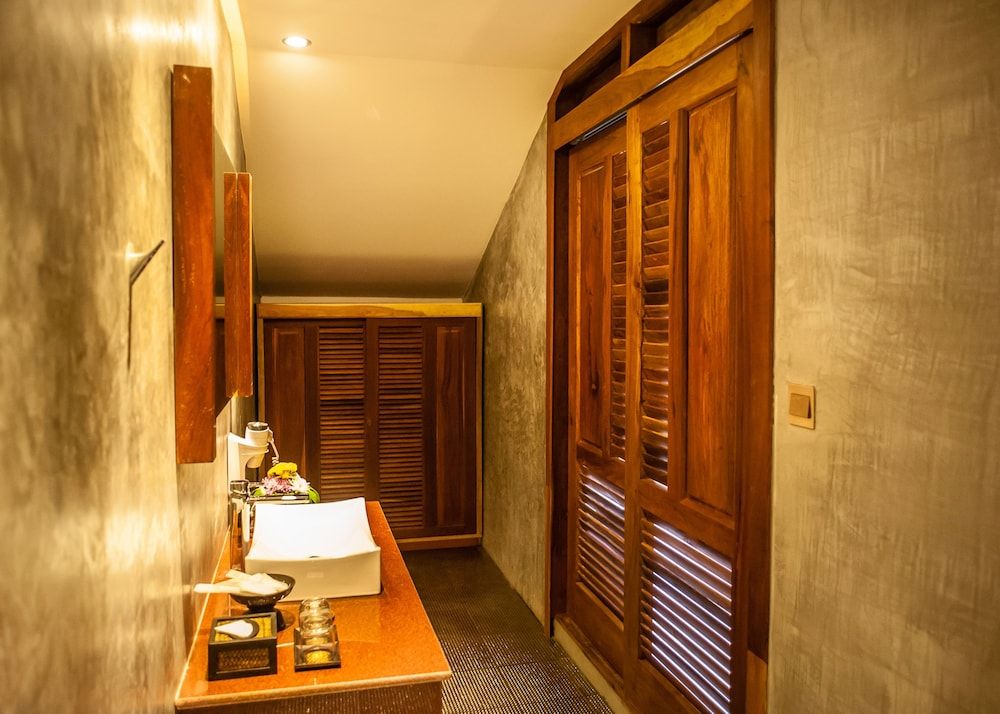 Golden Temple Residence Deluxe Suite, Balcony, City View 10