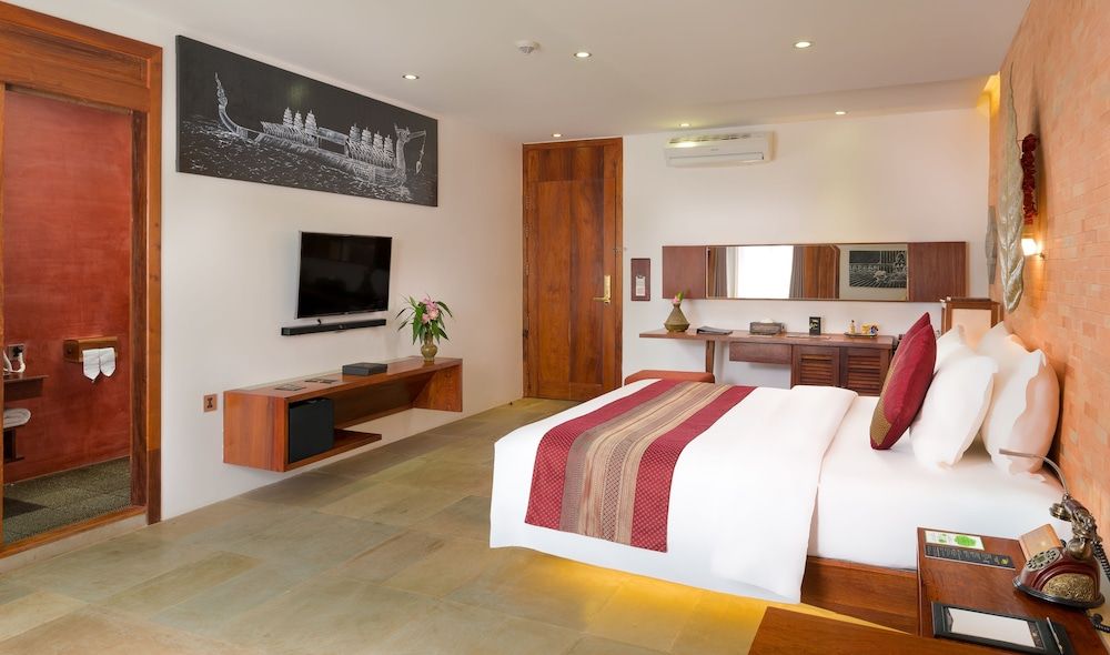 Golden Temple Residence Deluxe Suite, Balcony, City View 3