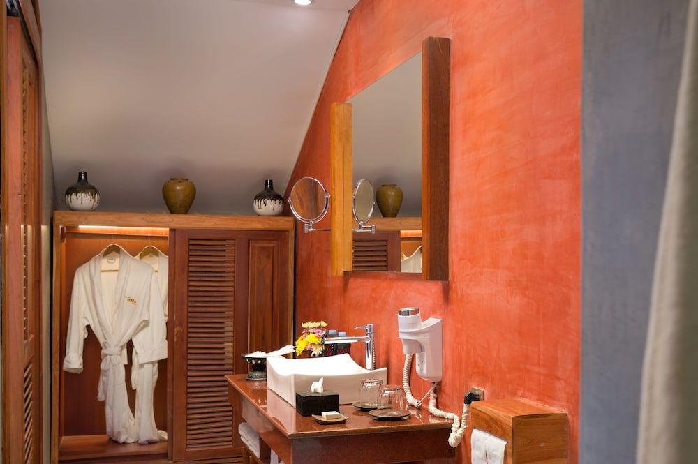 Golden Temple Residence Deluxe Suite, Balcony, City View 9