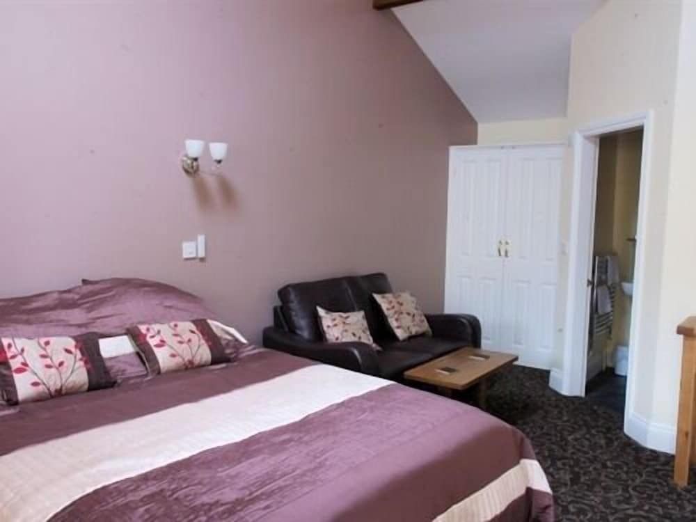 Old Oak Tree Double Room, Ensuite (Sleeps 3)