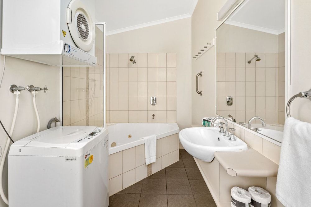 Koala Shores Port Stephens Holiday Park Deluxe Bushland Spa Suite 4