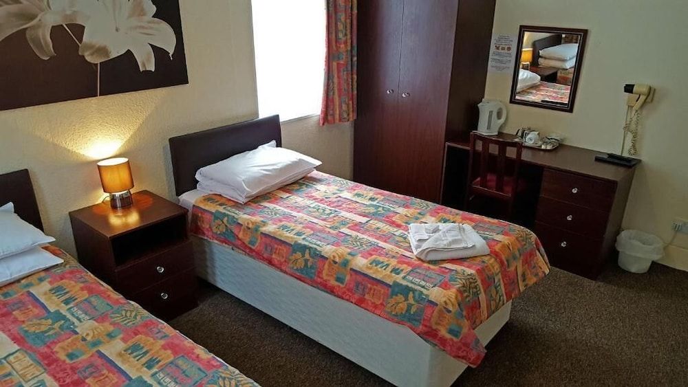 Medehamstede Hotel Twin Room, Ensuite 3