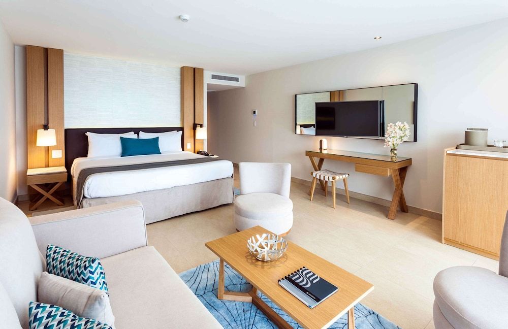 Suite, 1 King Bed, Ocean View (Sunset Swim-Out Butler Suite)