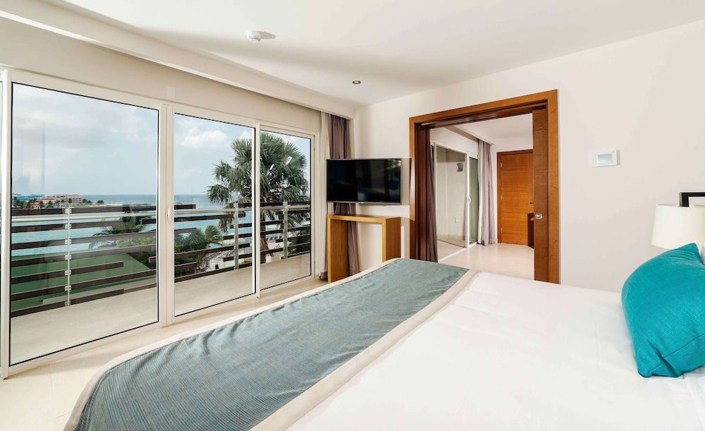 Suite, 1 King Bed, Ocean View (Deluxe One Bedroom Suite)