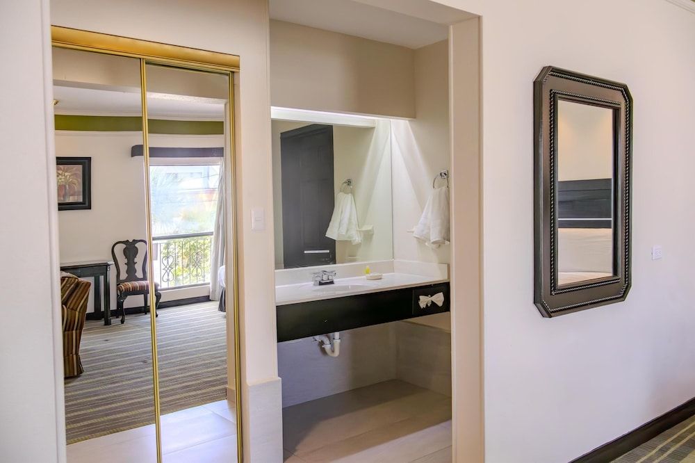 Best Western Hotel Plaza Matamoros Suite, 1 King Bed, Non Smoking 3