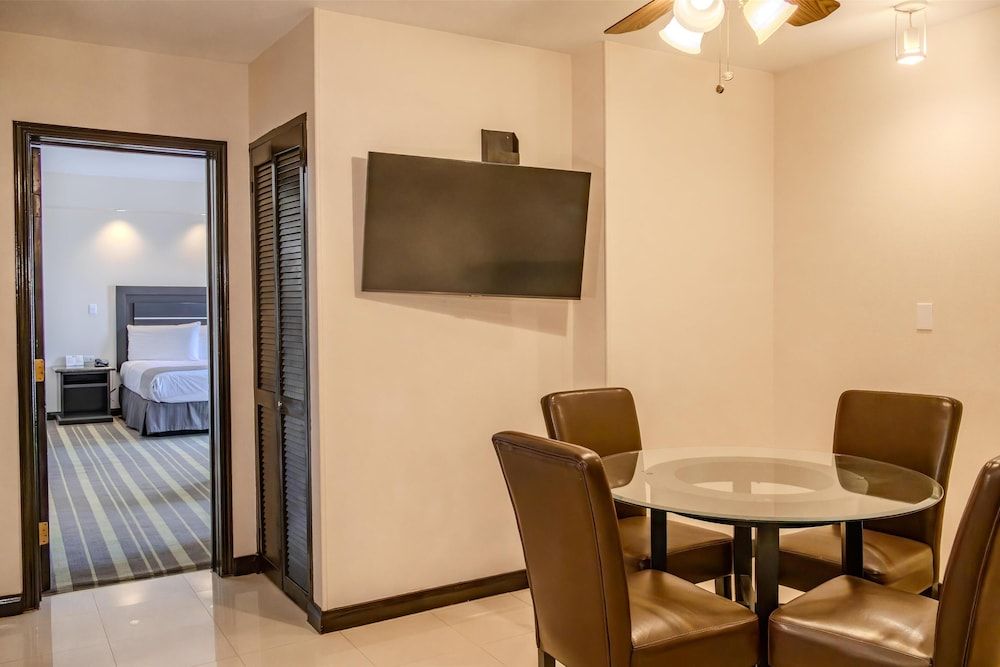 Best Western Hotel Plaza Matamoros Suite, 1 King Bed, Non Smoking 10