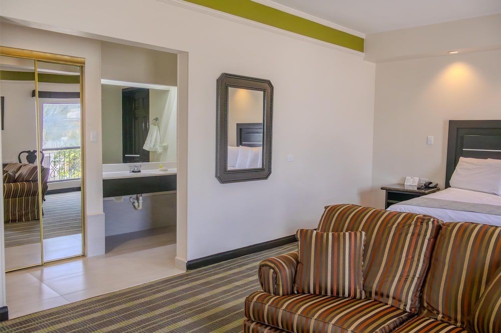 Best Western Hotel Plaza Matamoros Suite, 1 King Bed, Non Smoking 9