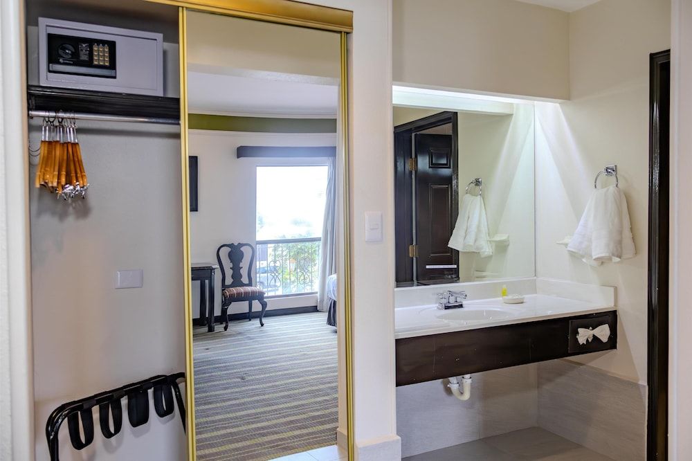 Best Western Hotel Plaza Matamoros Suite, 1 King Bed, Non Smoking 4