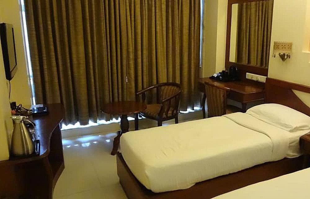 FabHotel Shubhangan Deluxe Room 9
