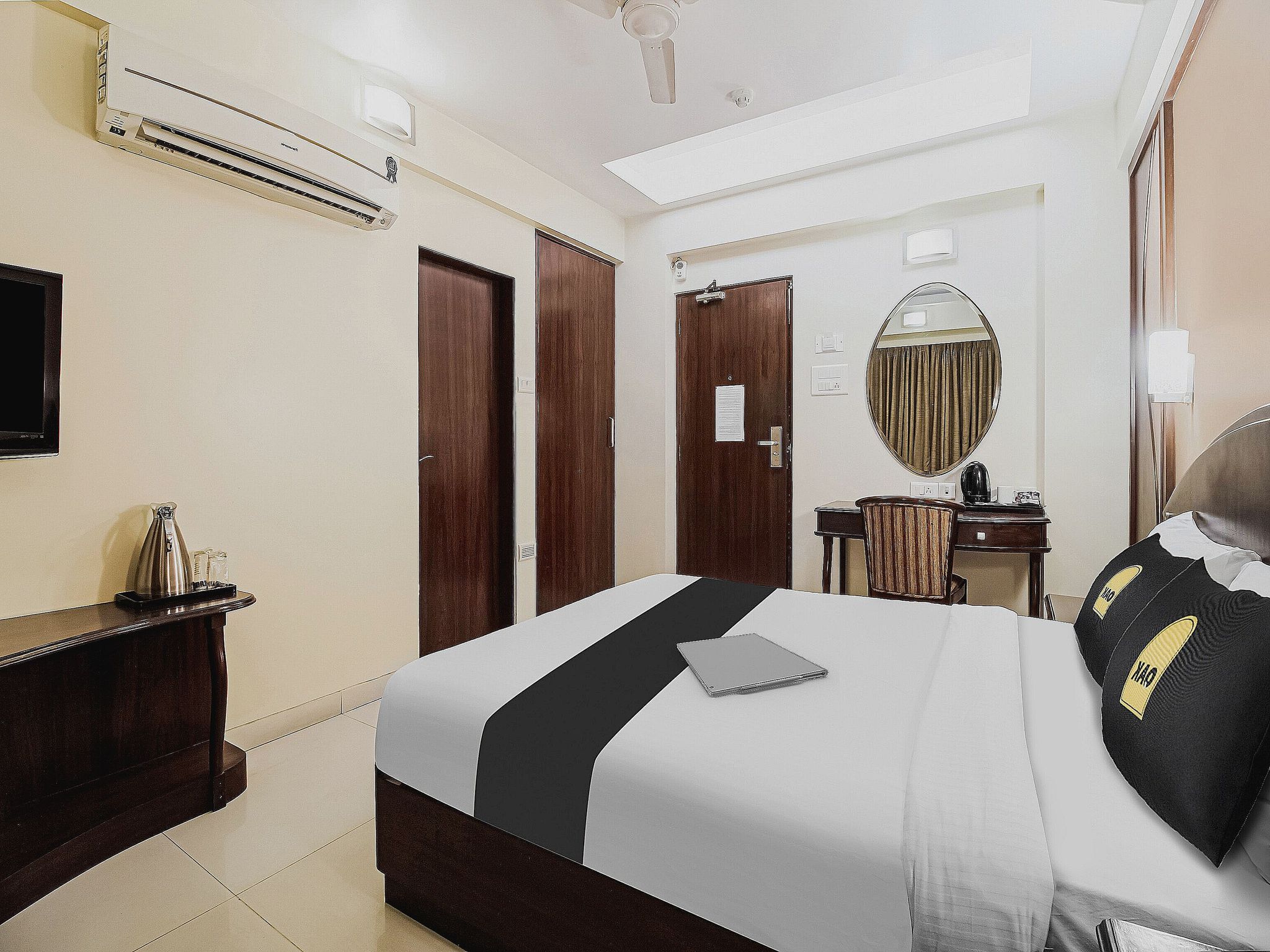 FabHotel Shubhangan Deluxe Room 3