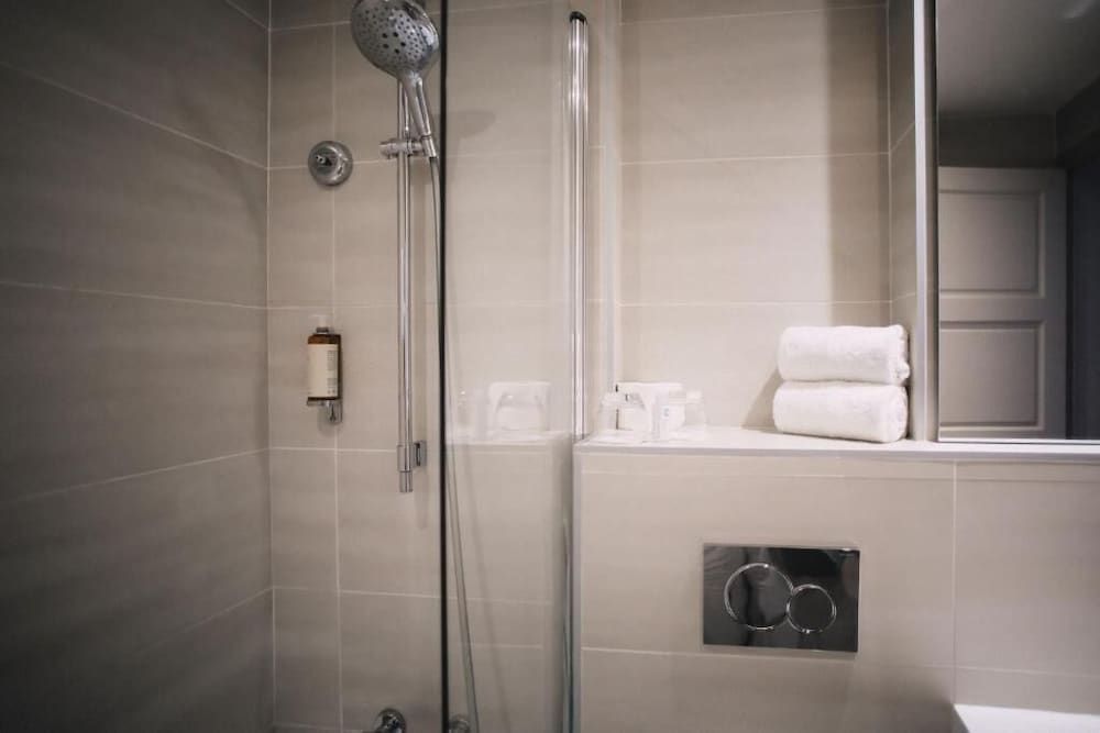 Best Western Plus La Corniche Classic Room, 1 Queen Bed, Non Smoking 5