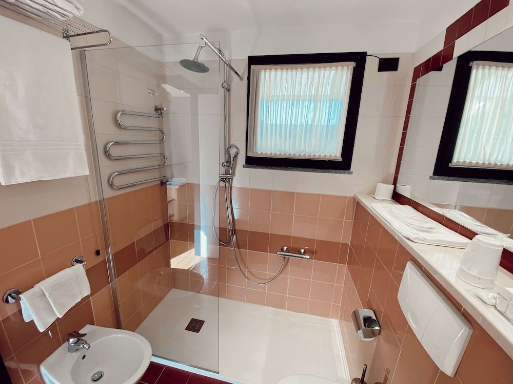 Best Western Hotel Solaf Superior Room, 1 King Bed 6