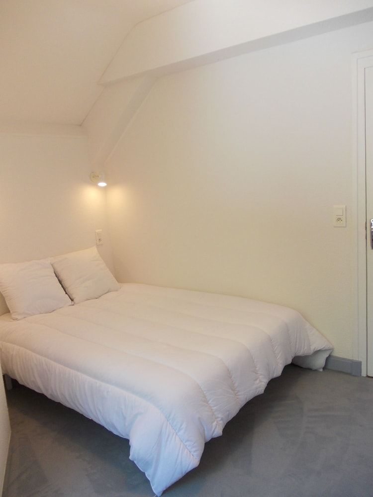 Equipped Economic Room with small bathroom
