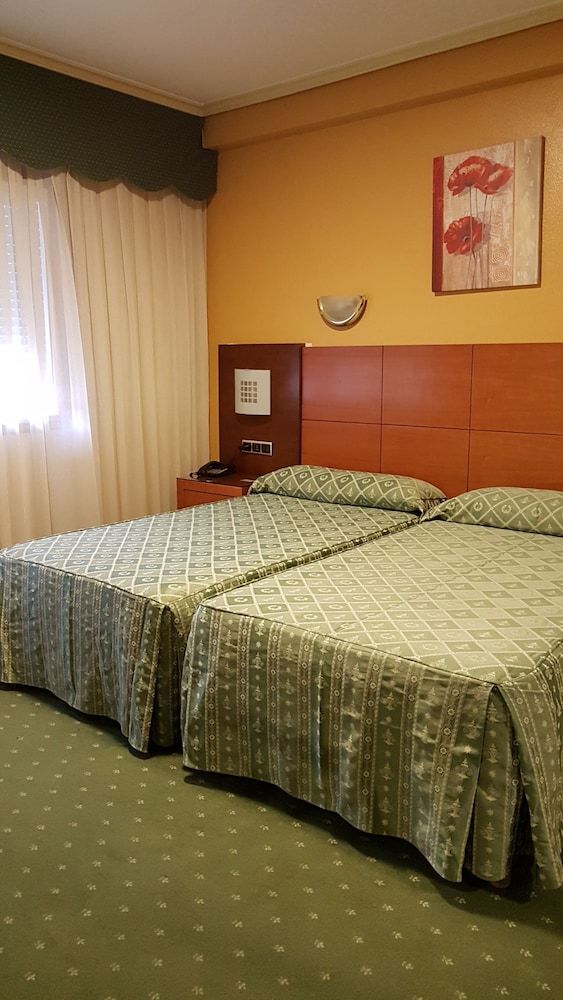 Virgen del Camino Room (with extra bed) 7