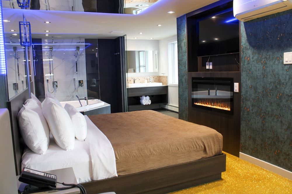 Olux Hotel Motel & Suites Signature Suite, 1 King Bed, Smoking, Hot Tub