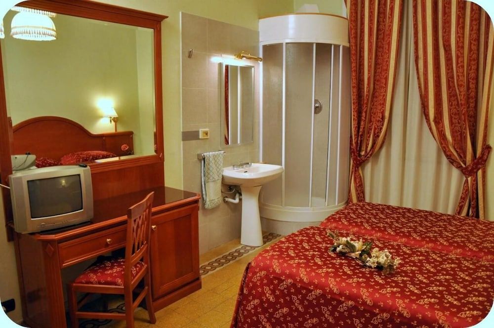 Hotel Sandra Economy Double or Twin Room, Non Smoking, Shared Bathroom (External bathroom) 5