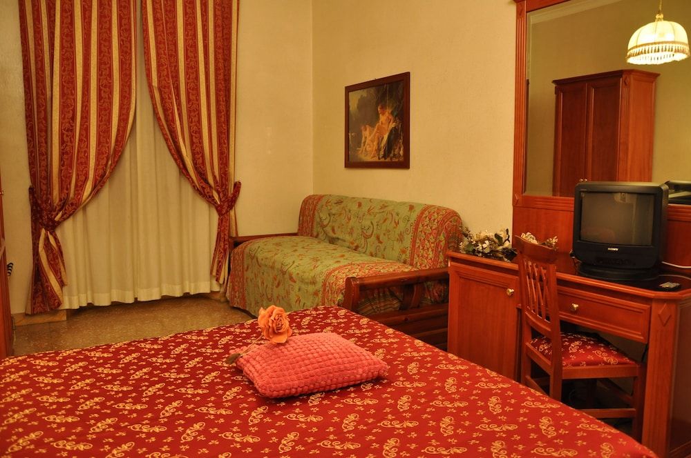 Hotel Sandra Classic Double or Twin Room, 1 King Bed, Non Smoking, Ensuite 9