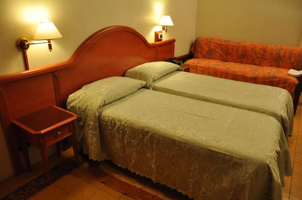 Hotel Sandra Economy Double or Twin Room, Non Smoking, Shared Bathroom (External bathroom) 2