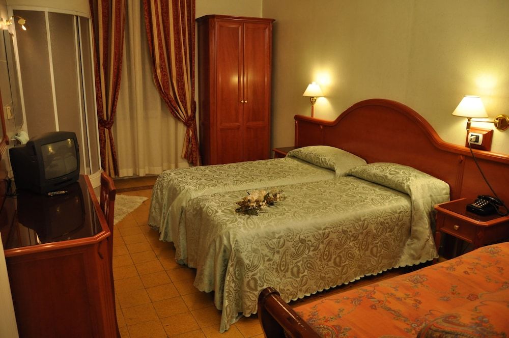 Hotel Sandra Economy Double or Twin Room, Non Smoking, Shared Bathroom (External bathroom) 3