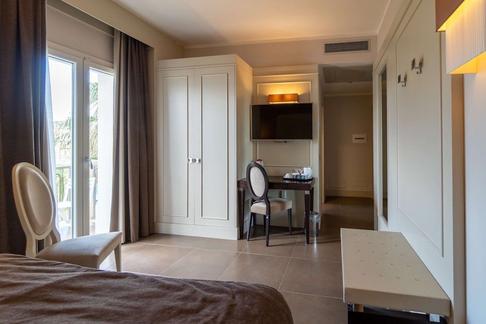 Best Western Plus Hotel Perla Del Porto Superior Room, 1 King Bed, Non Smoking (Gulf View) 18