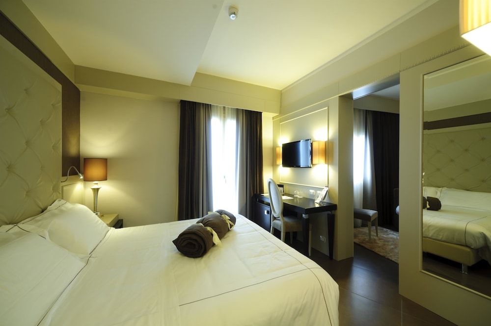 Best Western Plus Hotel Perla Del Porto Junior Suite, 1 Queen Bed, Sea View (Living Room;with Sofabed) 2