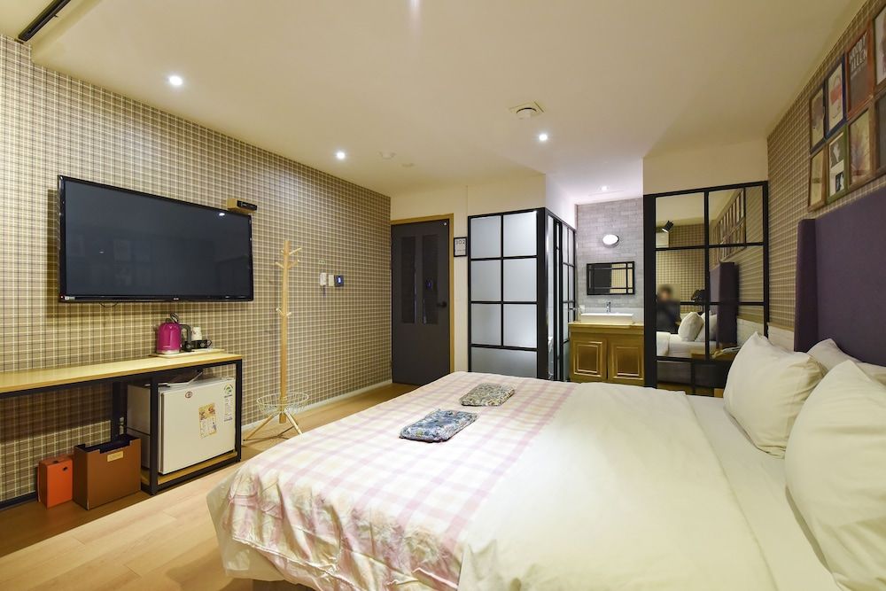 25 Hours Hotel Standard Room 11