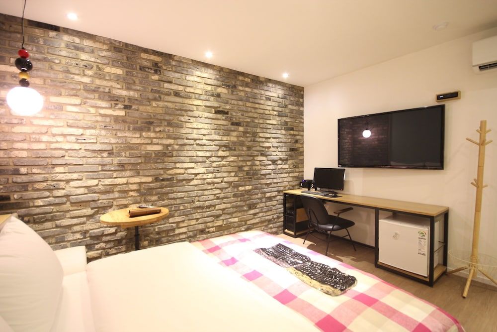 25 Hours Hotel Standard Room 6