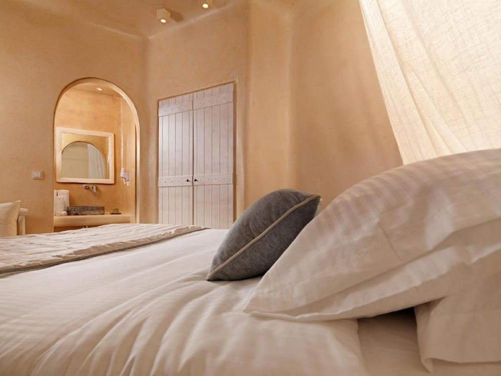 Dome Santorini Resort & Spa Junior Suite, Jetted Tub 2