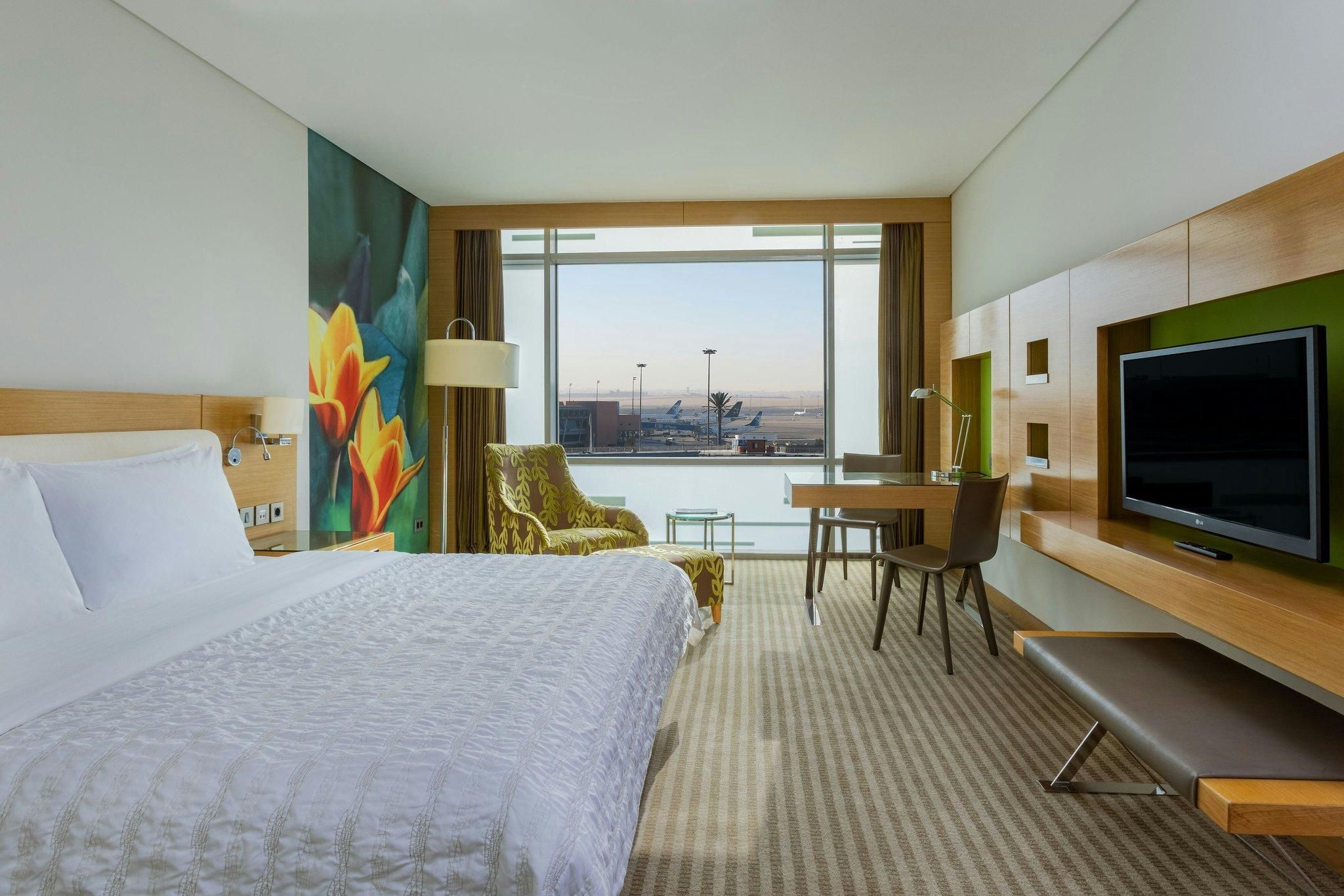 Le Meridien Club Room, Club level, Guest room, 1 King, Airport view
