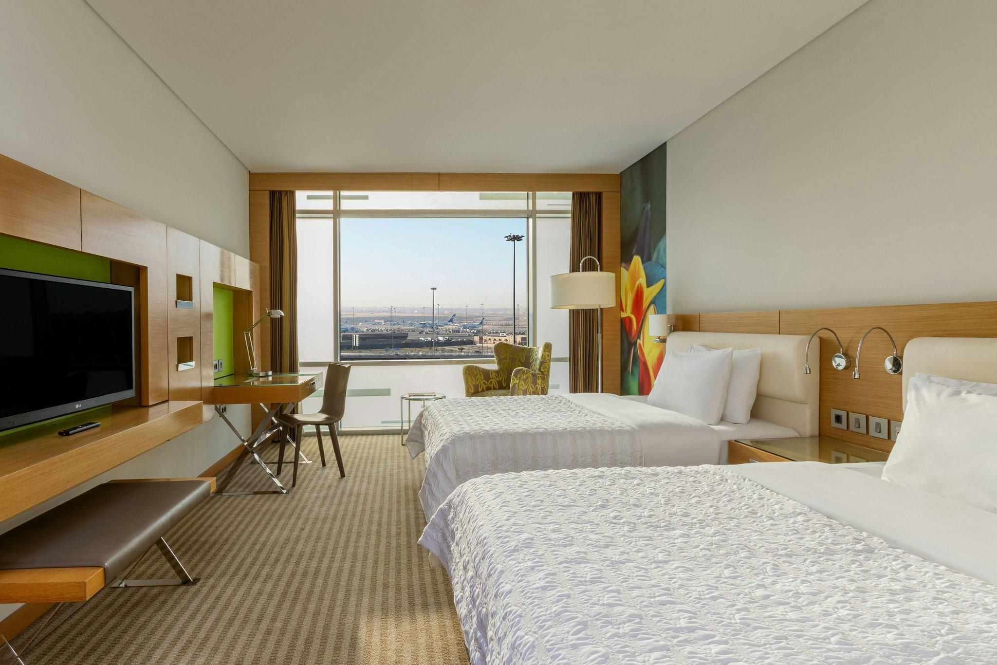 Le Meridien Club, Twin, Club level, Guest room, 2 Queen, Pool view