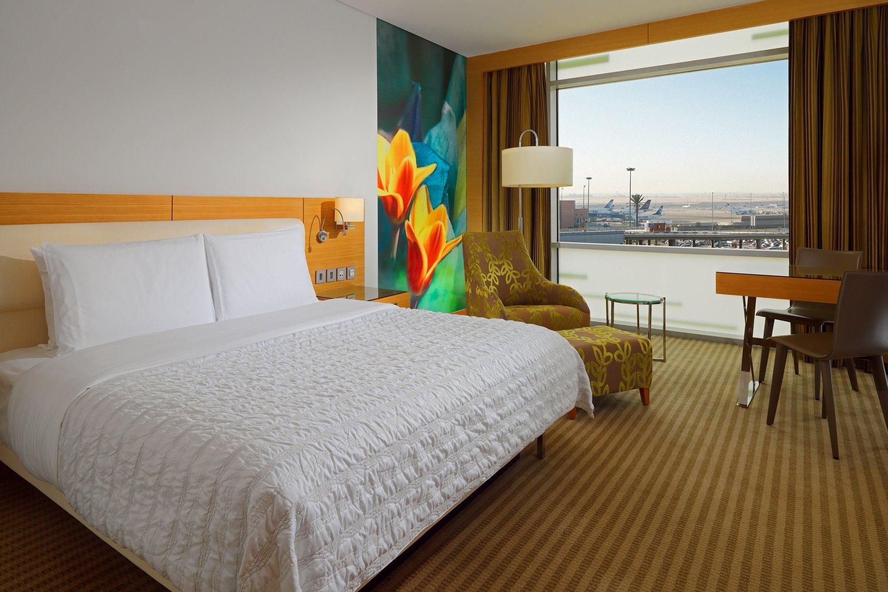 Le Meridien Club Room, Club level, Guest room, 1 King, Airport view