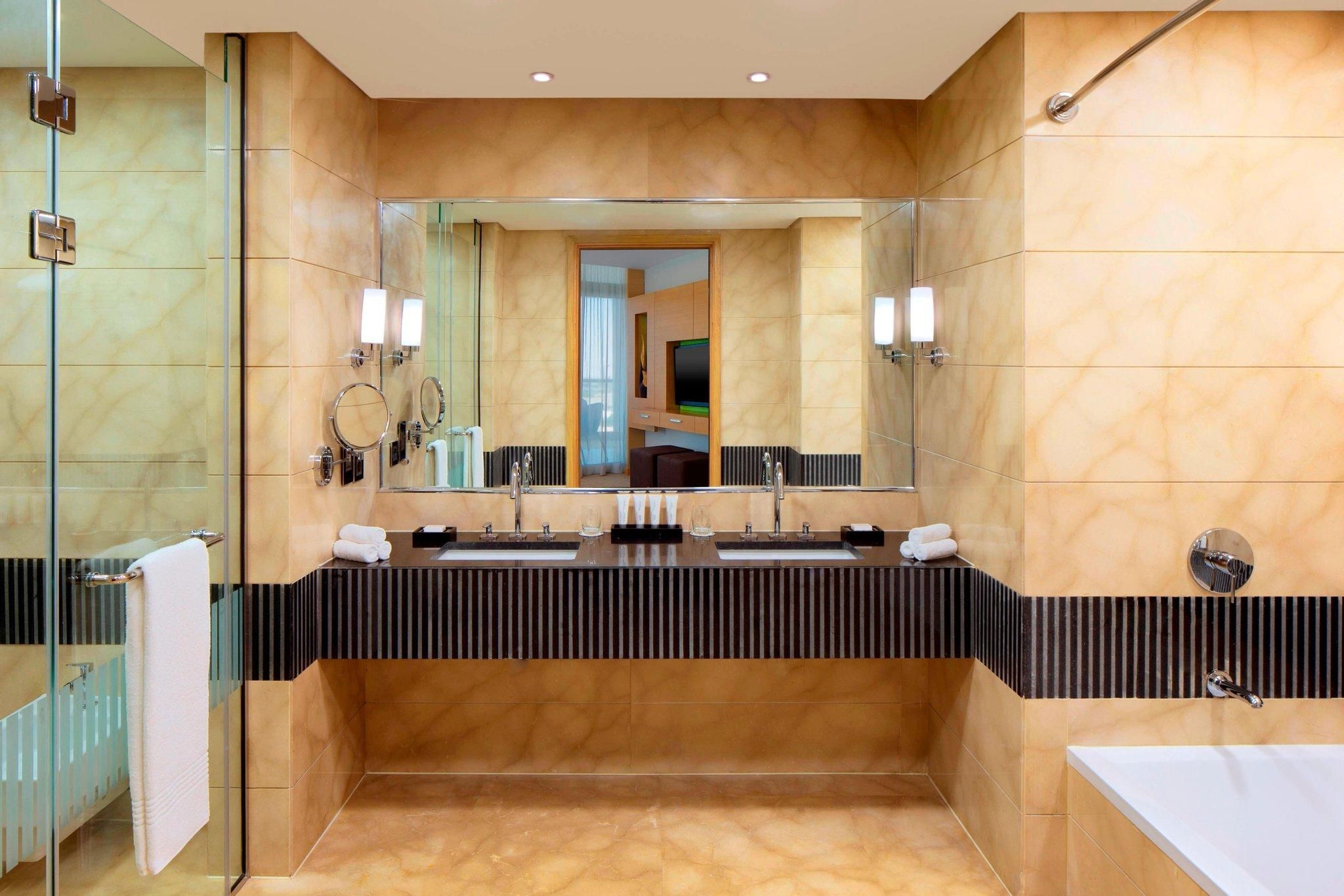 Presidential Suite, Club level, 1 Bedroom Presidential Suite, 1 King, Airport view, Balcony