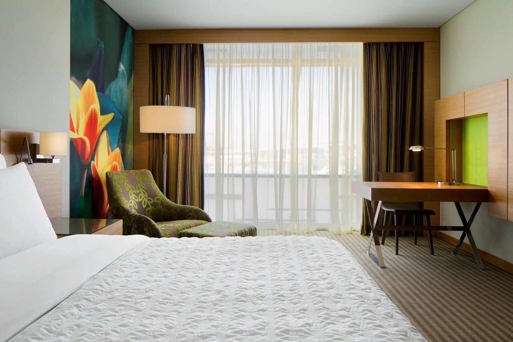 Deluxe Room, King Size, Guest room, 1 King, Airport view