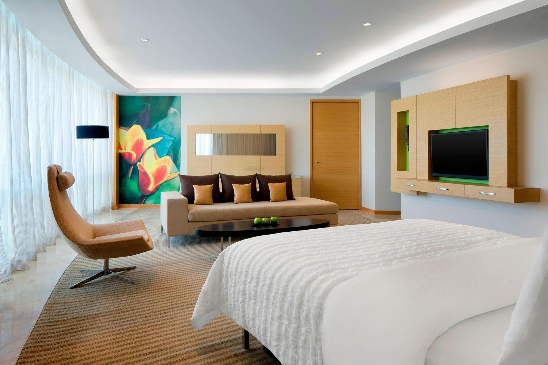 Executive Suite, Club lounge access, Larger Guest room, 1 King, Airport view
