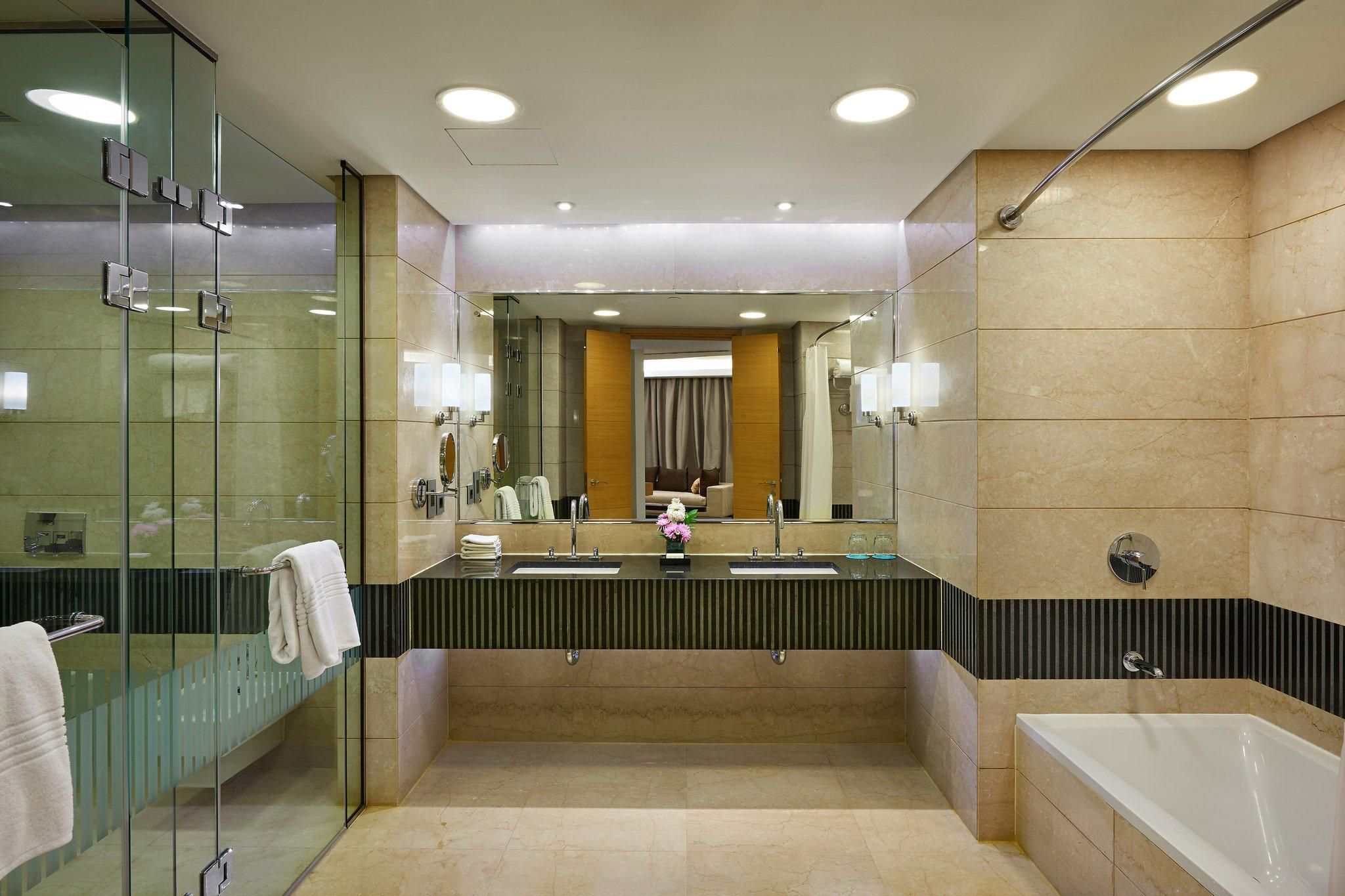 Panoramic Suite, Club lounge access, 1 Bedroom Suite, 1 King, Sofa bed, Airport view, Balcony