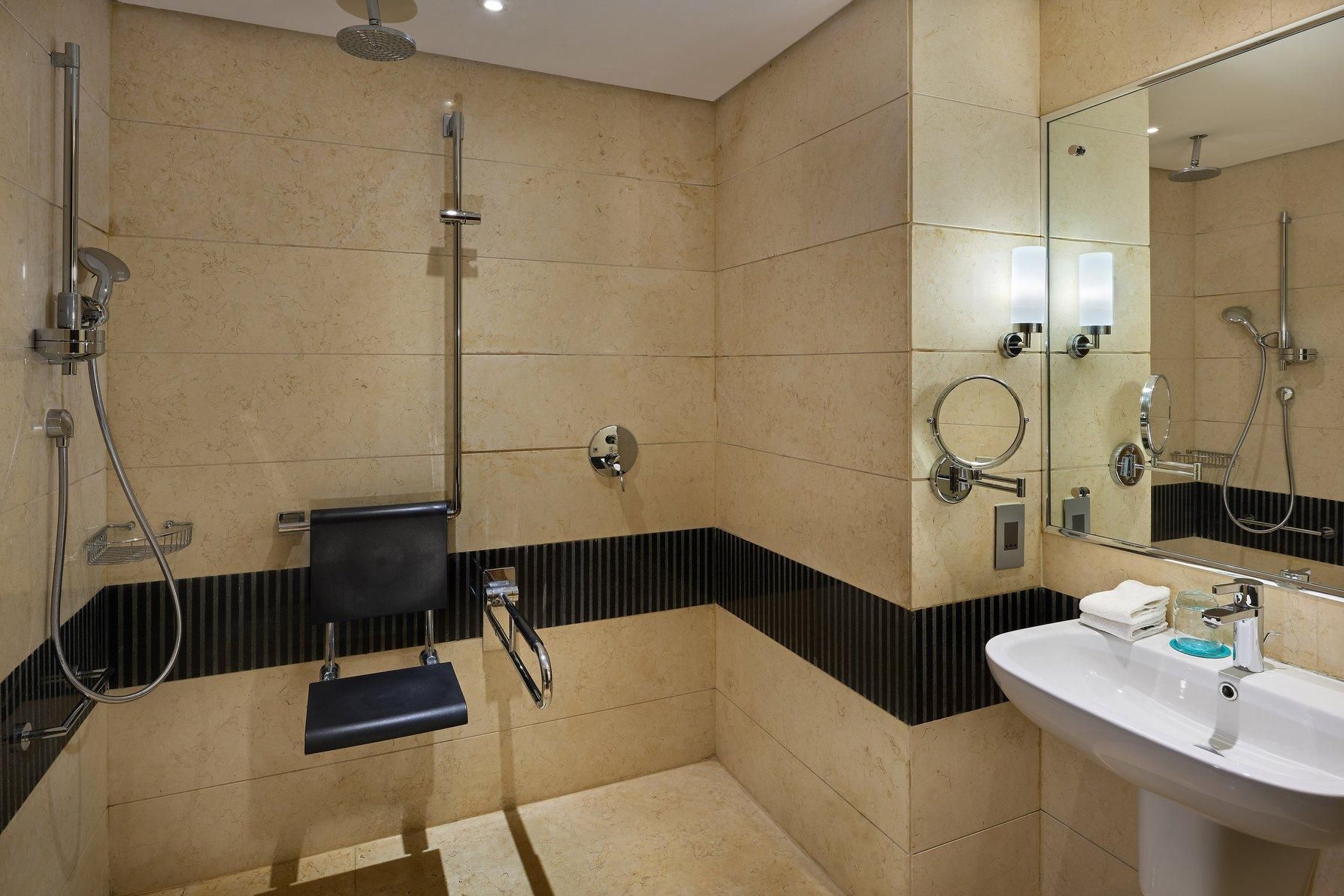 Deluxe Room, King Size, Guest room, 1 King, Airport view