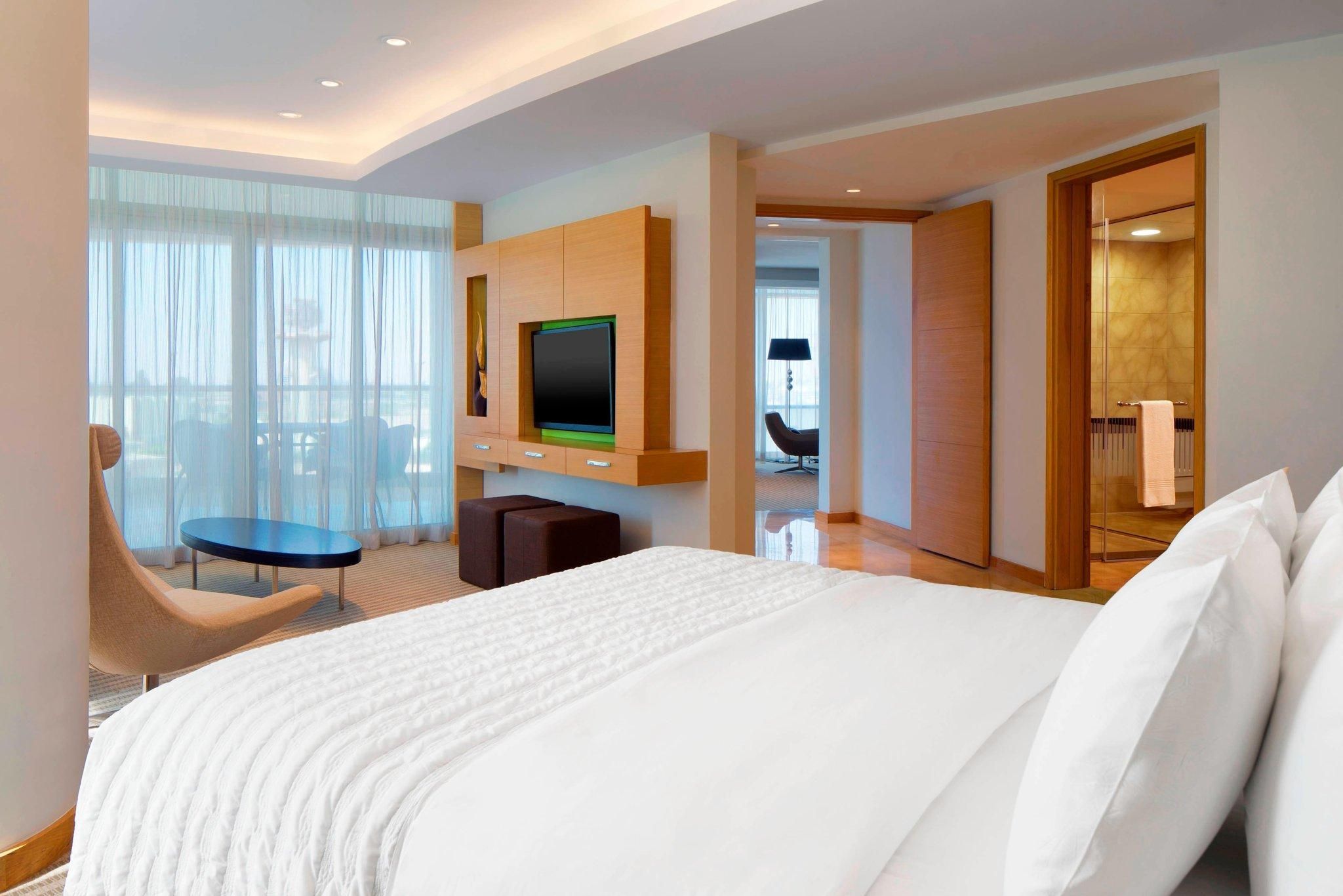 Panoramic Suite, Club lounge access, 1 Bedroom Suite, 1 King, Sofa bed, Airport view, Balcony